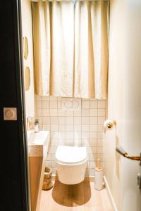 a small bathroom with a toilet and a sink at Le Cocon d'Alice - Cosy, calme, central et climatisé in Annecy