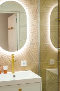 a bathroom with a sink and a mirror at Le Cocon d'Alice - Cosy, calme, central et climatisé in Annecy