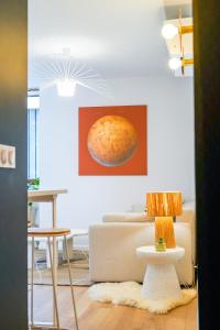 a living room with a couch and a table at Le Cocon d'Alice - Cosy, calme, central et climatisé in Annecy