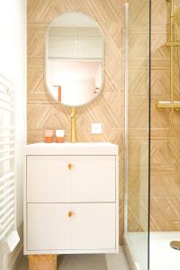 a bathroom with a white dresser and a mirror at Le Cocon d'Alice - Cosy, calme, central et climatisé in Annecy