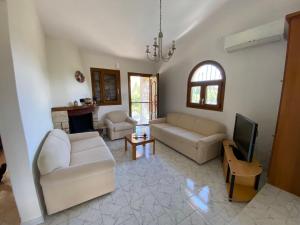 TV a/nebo společenská místnost v ubytování Yota's House