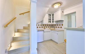 una scala in una cucina con armadi bianchi di Pet Friendly Home In Varazdin Breg a Varaždin Breg Altre 48 foto