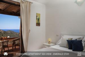 una camera da letto con un letto e vista sull'oceano di Homey Experience - Emerald Valley Sea View a Porto Cervo
