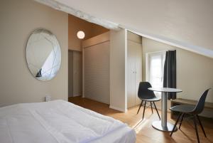 Postel nebo postele na pokoji v ubytování Hotel Hine Adon Fribourg
