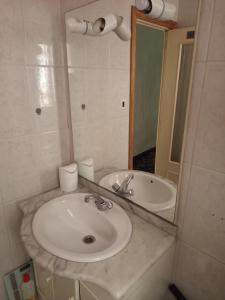 Koupelna v ubytování Habitaciones cómodas