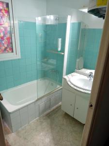 Koupelna v ubytování Habitaciones cómodas