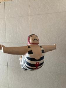 多吕多勒龙Ti Chai的一名身穿泳衣的女子悬挂在天花板上