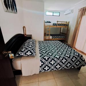 Postel nebo postele na pokoji v ubytování Hosteria La Veleta, Playas