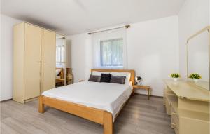 Postel nebo postele na pokoji v ubytování Pet Friendly Home In Severin Na Kupi