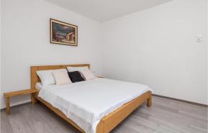 Postel nebo postele na pokoji v ubytování Pet Friendly Home In Severin Na Kupi