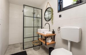 Koupelna v ubytování Pet Friendly Home In Severin Na Kupi