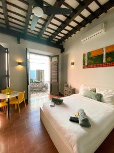 Just Remodeled Studio in Colonial OSJ UNIQUE Location LOCAL experience tesisinde bir odada yatak veya yataklar