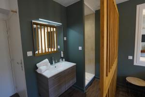 Koupelna v ubytování Logis Hôtel Le Griou