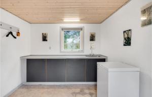 Kuchyň nebo kuchyňský kout v ubytování Holiday Home Spodsbjergvej Rudkøbing I