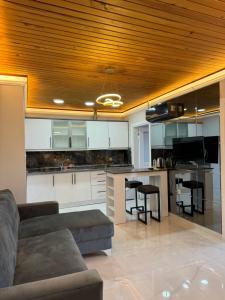 O bucătărie sau chicinetă la Shah Residence Hotel