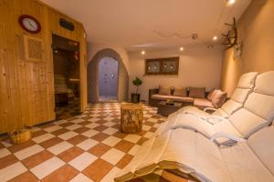 een woonkamer met een bed en een geruite vloer bij Pension Steinkogel in Sankt Leonhard im Pitztal