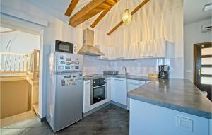 Η κουζίνα ή μικρή κουζίνα στο Awesome Home In Kraj Donji With Wifi +23 φωτογραφίες