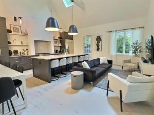 Posezení v ubytování Modern Luxury Home Pool & Spa at Warren Dunes + 49 fotografií