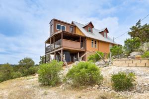 una casa costruita in cima a una collina di Scenic Leakey Vacation Rental with Private Patio! a Leakey