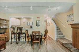 ein Esszimmer und eine Küche mit Tisch und Stühlen in der Unterkunft 82SW - Fireplace - WithD - Kitchen - Sleeps 4 condo in Glacier