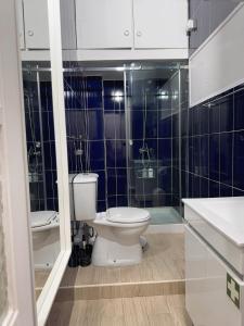a bathroom with a toilet and a sink at Ap Centro de Gaia in Vila Nova de Gaia