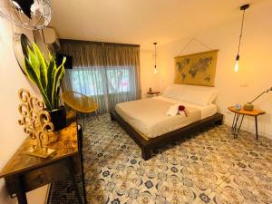 a bedroom with a bed with a flower on it at Duba Holiday House in Palermo
