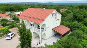 an aerial view of a white house with a red roof at Relaxing Holiday Apartment in Kornić