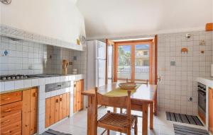 Kuchyňa alebo kuchynka v ubytovaní Awesome Apartment In Alcamo Marina