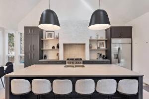 Kuchyň nebo kuchyňský kout v ubytování Modern Luxury Home Pool & Spa at Warren Dunes