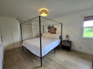 Tempat tidur dalam kamar di Minutes from it All