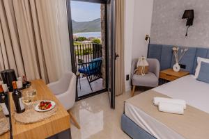 a hotel room with a bed and a table with a plate of fruit on at Hotel AQUILO in Petrovac na Moru