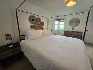 Tempat tidur dalam kamar di Minutes from it All