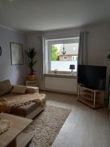 TV a/nebo společenská místnost v ubytování Haus Monika - Ferienwohnung Friesengeist