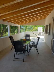 a dining room with a table and chairs at Holiday Home Dora in Sutivan