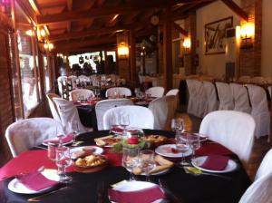Restoran ili drugo mesto za obedovanje u objektu Masía La Safranera