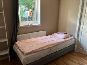 Postel nebo postele na pokoji v ubytování Egen lägenhet i charmig miljö i Linköping V