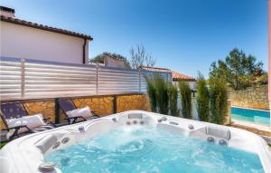 Bazén v ubytování Stunning Home In Barbariga With Jacuzzi nebo v jeho okolí