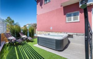 Zahrada ubytování Stunning Home In Barbariga With Jacuzzi