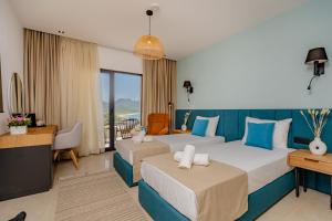 a hotel room with two beds and a desk at Hotel AQUILO in Petrovac na Moru