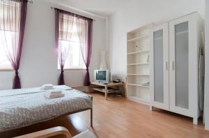 une chambre avec un lit et un bureau avec un ordinateur dans l'établissement Premium Apartments Klimschgasse, à Vienne
