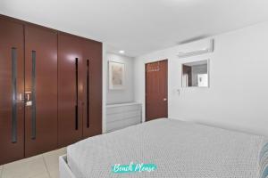 Un dormitorio con una cama y armarios de madera. en Villamagna - Beachfront Retreat with Oceanviews, en Nuevo Vallarta  33 fotos más
