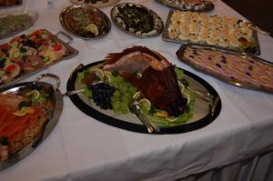 stół z wieloma talerzami jedzenia w obiekcie Landgasthof Dockemeyer w mieście Hollenermoor