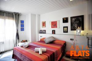 バレンシアにあるART & FLATS Pleno Centro Valenciaのベッドルーム1室(ベッド2台、タオル付)