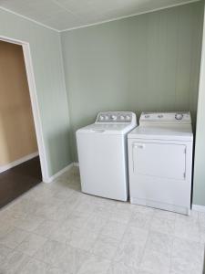 a laundry room with a washer and dryer at Appartement de la rive in Shippagan
