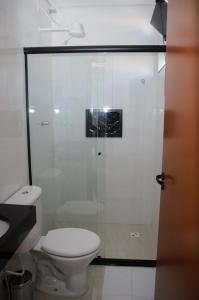 a bathroom with a toilet and a shower at Aconchego Fabuloso in Penedo