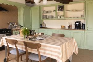 - une cuisine avec une table et un livre dans l'établissement Maison pour 15 personnes - Piscine - 50 min /Paris, à Poigny-la-Forêt