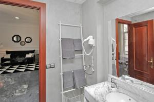 Kúpeľňa v ubytovaní Apartamentos Plaza Constitución - Larios + 33 fotografií