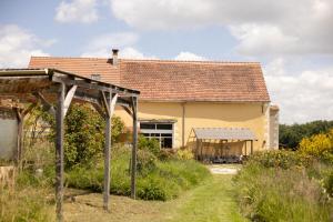 a house with a garden in front of it at Grande maison, piscine. 15 personnes. Sancerre in Gardefort