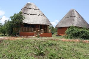 KatunguruにあるBulbul safaris Lodgeの茅葺き屋根の小屋2棟 +28枚の写真