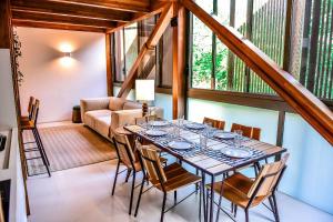 a dining room with a table and chairs at Casa João de Barro - Praia de Guaecá in Barequeçaba +34 photos